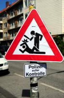 Fake-Schilder wie dieses sind momentan an verschiedenen Straßen in St. Pauli zu sehen.