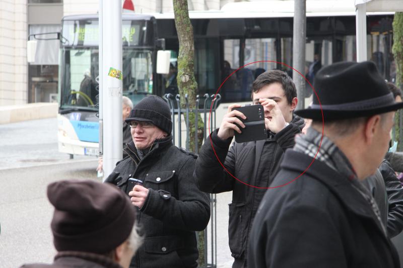 Fabian Koeters FHD Kundgebung 16.02.2013 Pforzheim beim Abfilmen von GegendemonstrantInnen