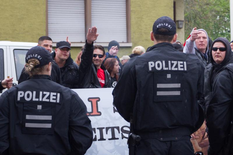 Arthur Sitarz mit Hitlergruß hinter dem Transparent der "Freien Nationalisten Kraichgau"