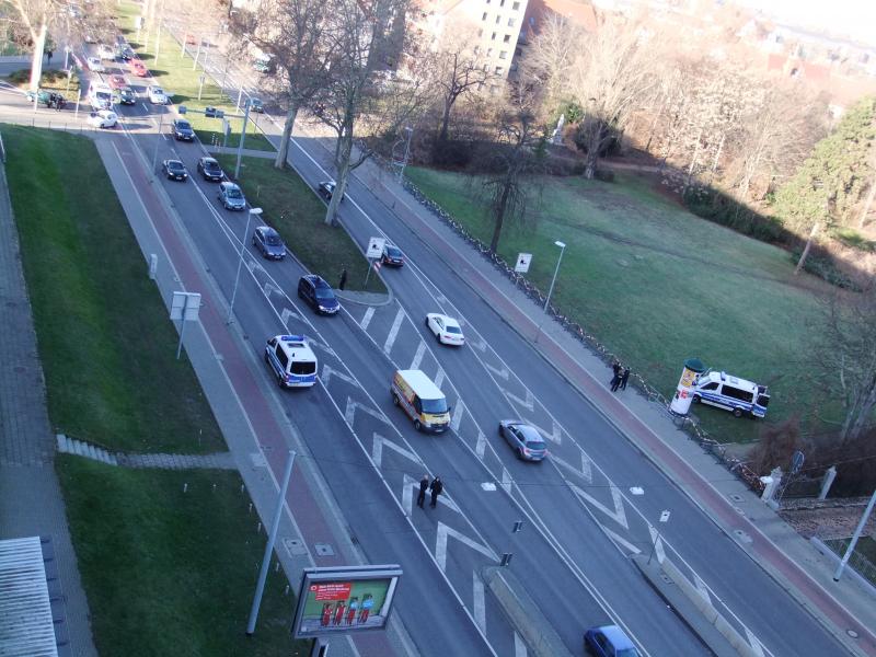 Polizei (Uniplatz, gegen 11:30)