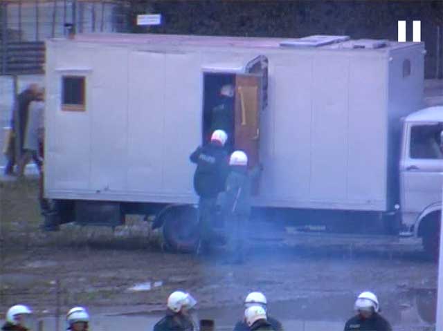 03.12.2005 Polizei dringt auf Fahnenmastplatz Vauban in Wagen ein