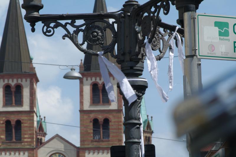 Weiße Schleifen als symbolisches Zeichen für die Todesopfer der Europäischen Asylpolitik