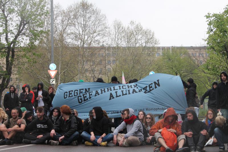 Sitzblockade gegen homophobe Demo