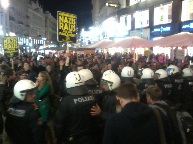 Als die Antifa-Demo zu nahe zum Stephansplatz vordringt - die partei- und parteinahen bzw. "fahnentragenden" linken/sozialistischen Gruppen haben sich zu diesem Zeitpunkt zum Großteil bereits vertschüsst - beginnt die Polizei mit der Auflösung