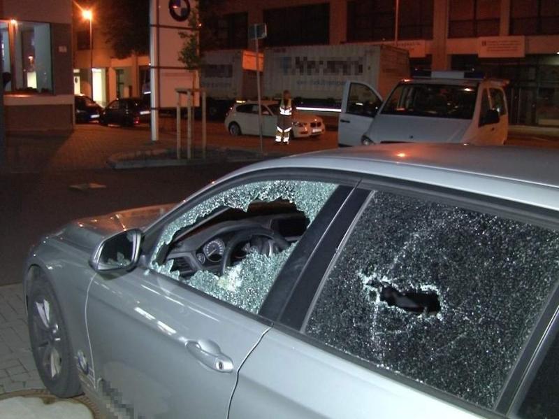 Beim Anschlag auf ein Autohaus in Magdeburg wurden die Scheiben von zwei Kundenfahrzeugen eingeschlagen. Foto: Jan Helmecke