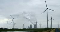 Windräder und Kohlekraftwerk im niedersächsischen Mehrum. Foto: Crux, CC BY-SA 2.5