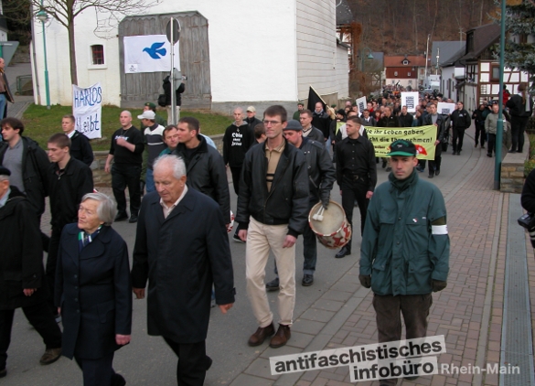 Neonazis ziehen 2003 durch Marienfels für den “Erhalt des Ehrenmals”. Rechts mit Ordnerbinde: Ralph Tegethoff