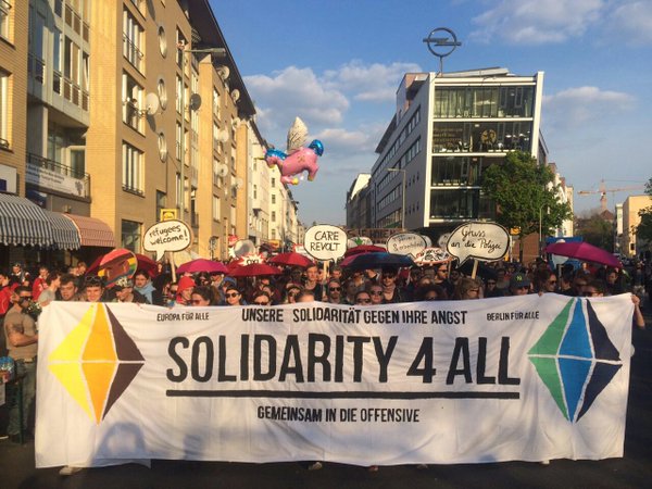 "Für alle"-Block an der Demospitze, als die Demo in die Legalität überführt wurde.