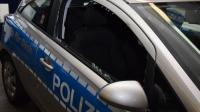 Einer der Steine flog durch das Beifahrerfenster. Wie durch ein Wunder wurde niemand verletzt Foto: Polizei Berlin