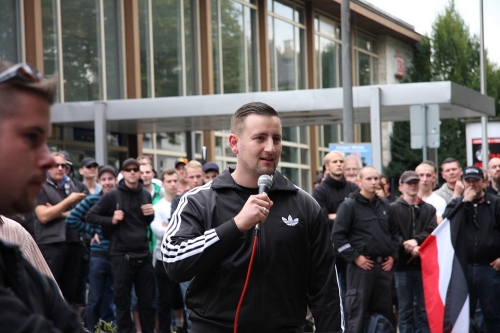 Daniel Weigl als Redner auf einem Aufmarsch in Göppingen (7.10.2012)