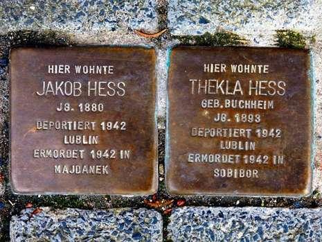 Ermordet im KZ! Über diese Gedenksteine für Jakob und Thekla Hess in der Bahnstraße marschierten Nazis