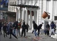 Nicht nur Tränengas flog in Athen, sondern auch Blumentöpfe. (Bild: Reuters)