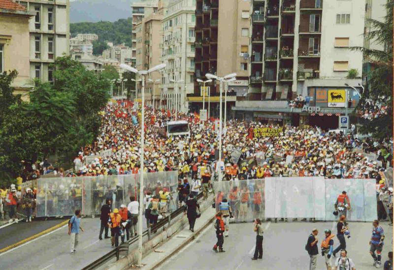 Demozug vom Stadion Carlini(Foto: Azzoncao)