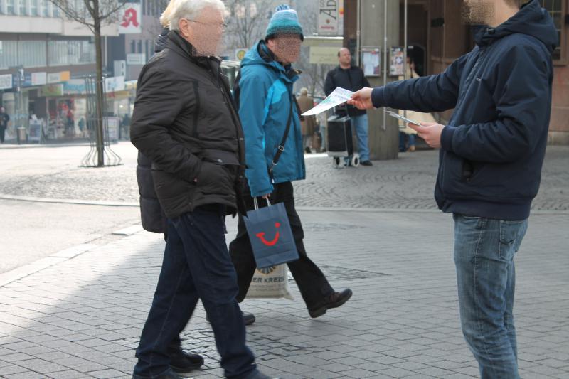 PassantInnen werden über Naziumtriebe informiert