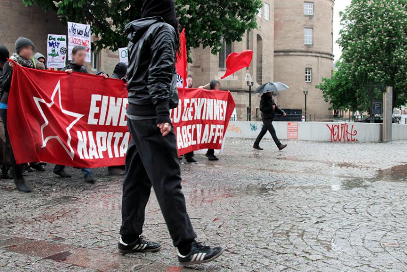 Stuttgart: Ausbruch des Antikap-Blocks zum Auftakt der revolutionären Demo