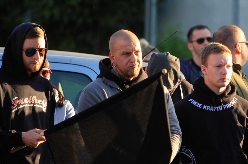 Freie Kräfte Prignitz: Jan Blumenthal (1.v.l) und Torsten Schröder (2.v.l.) am 15. Mai 2015 in Nauen(Foto: Presseservice Rathenow)