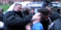Direkt ins Gesicht: Polizeibeamter schlägt den "Mann in blau"    Screenshot: youtube