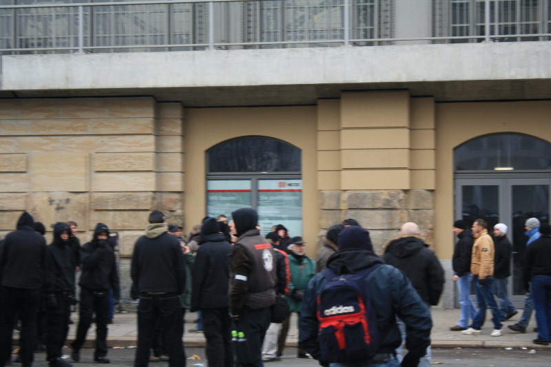 Nazi mit "Good Night Left Side"-Weste (Freie Kräfte Köln) von der Seite am Hauptbahnhof Dresden