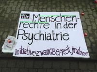 Transparent "Für Menschenrechte in der Psychiatrie" und Info-Material