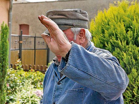 Etliche Bürger wollen so lange protestieren, bis die beiden Ex-Häftlinge das Dorf verlassen haben, andere können ganz gut mit ihnen leben und wieder andere wollen einfach nur noch ihre Ruhe haben „Viel Wind um nichts“, meint dieser ältere Herr und winkt a