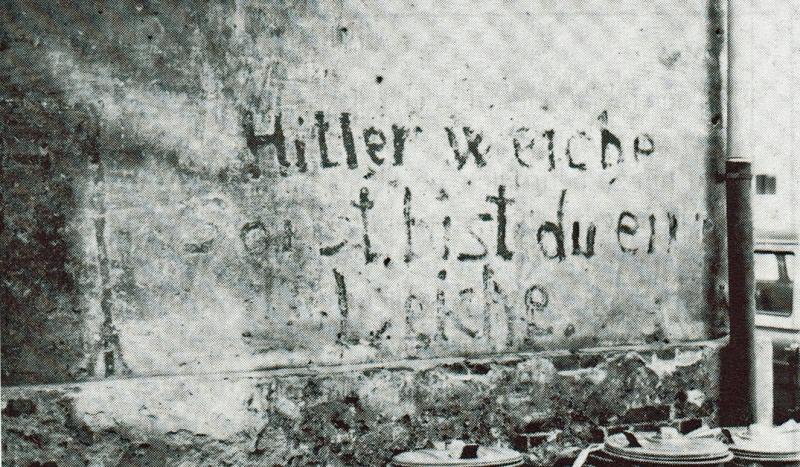 Graffito der EPIs:"Hitler weiche sonst bist Du eine Leiche."