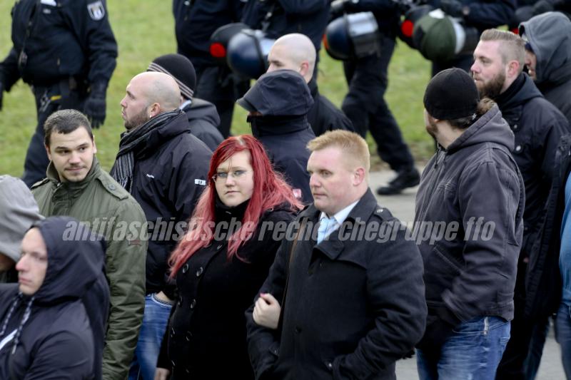 In guter Gesellschaft: Björn Brusak (mitte, mit Freundin) zwischen Christian Riemer (links) und Markus Noack (rechts, Kopf wegdrehend) auf einer Demonstration am 17. Januar 2015 in Frankfurt (Oder). (Foto: pressedienst frankfurt (oder))