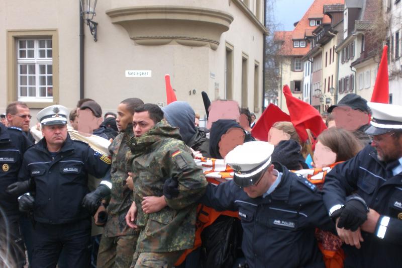 Polizisten räumen gemeinsam mit Soldaten Demonstrierende aus dem Weg damit..