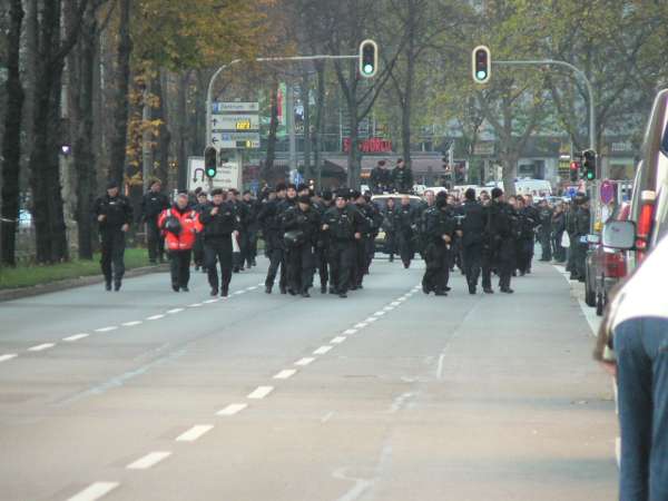 ... und leitet die Nazis vorbei