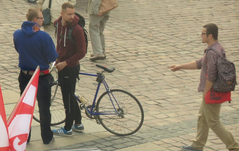 Patrick Kruse (Fahrrad) im Gespräch mit Steve Reinhold (Karohemd) und Paul Rzehaczek (blauer JN-Hoodie)