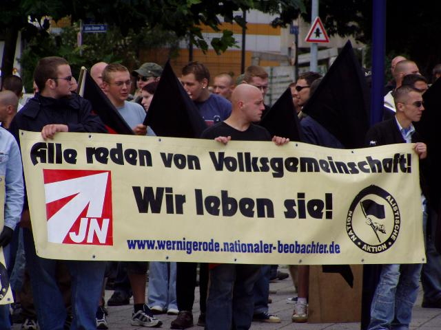 Emanuel Reuter (mittig) und Oliver Stallmann (rechts) mit Transparent bei Naziaufmarsch am 06.08.2005 in Magdeburg