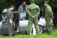 In Olfen im Kreis Coesfeld entdeckten Polizeibeamte am 14. Juni 2000 den dreifachen Mörder Michael Berger. Der 31-Jährige erschoss sich in seinem Wagen, nachdem er in Dortmund und Waltrop drei Polizisten getötet hatte. Foto: Ferdinand Ostrop / dpa 