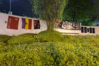 Flaggen und Guernica-Banner am Kriegsmahnmal in Neunkirchen (Saar)