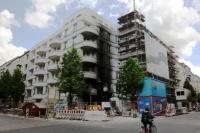 Die Spuren des Feuers sind deutlich an dem Neubau an der Rigaer Straße in Berlin-Friedrichshain zu sehen 