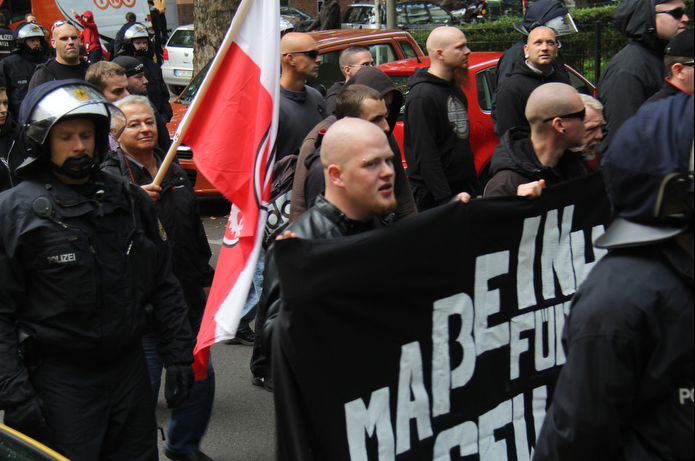 Aufzug in Lichtenberg (vorn: Romano Subke, Hellersdorf)