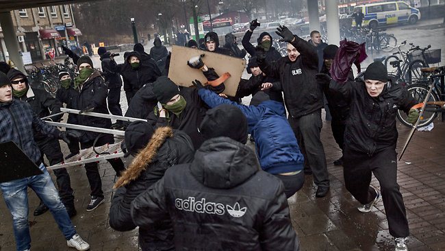 Nazis greifen antifaschistische Demonstration am 15. Dezember 2013 in Stockholm an: