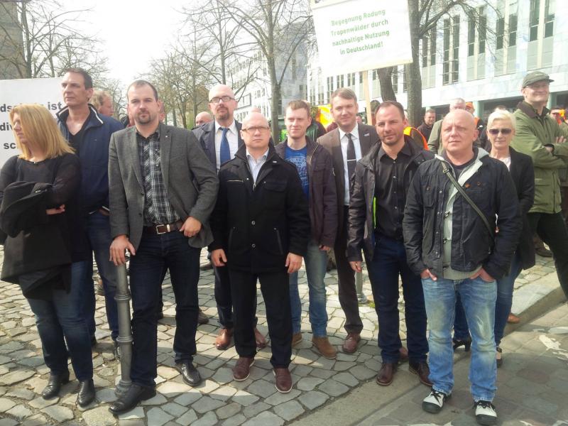 v.l.n.r.: Daniel Roi (3.v.l.), Hans Thomas Tillschneider, Oliver Kirchner, Jan Wenzel Schmidt, André Poggenburg, Ronny Kumpf, Hagen Kohl, Yvonne Sturm, Frank Pasemann