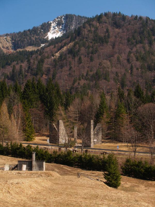 Überreste des KZ-Loibl III (im Hintergrund die internationale Gedenkstätte)