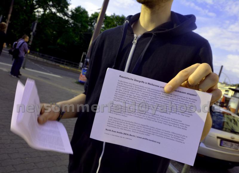 Pflichtbewusst: Flyerverteilen am Demorand. Hoher Zuspruch. Aber auch rechte Pöbeleien als Reaktion.