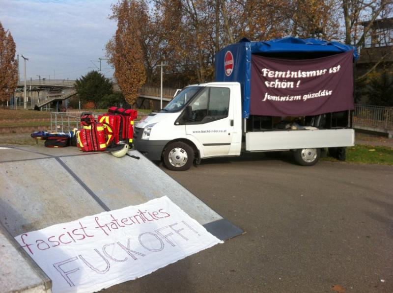 Andere Parolen waren wiederum deutlich aggressiver.