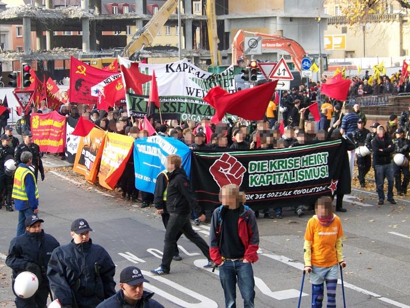 Demo biegt in die Rempartstr