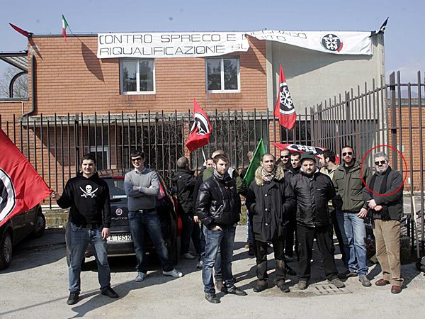 Gianluca Casseri mit Fabio Barsanti, Massimo Dessì, Lorenzo Berti (Verantwortlicher Casapound Pistoia) und Renato Montagnolo