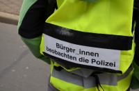 Buerger_innen beobachten die Polizei