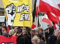 Neonazis bei der Demo am 31. August auf der Saarlandstraße. Kurz zuvor hatte ein 23-Jähriger aus dem Demo-Zug einen Böller auf eine Gegendemo geworfen.