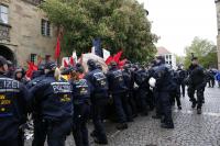 Bullen versuchen die Demo aufzuhalten