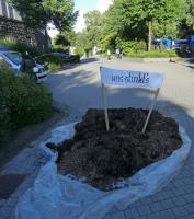 20120825-545-misthaufen-als-protest-gegen-neonazis