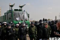 Die Europabrücke wird auf halber Strecke durch vier Wasserwerfer und mehrere Hundertschaften deutscher Polizei, darunter BFE-Truppen, versperrt. Für den Ostermarsch gibt es kein Durchkommen. Das Legal Team tritt in Verhandlungen mit der Polizei.