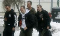 Nazi-Hallenturnier am 21. Februar 2009 in Grimma: Christopher Henze (in Label 23-Pullover) und die Schumer-Zwillinge (einer davon in “Thor Steinar”-Pullover), dazwischen “Scenario Lok”-Mitglied Conrad K. Foto: Archiv.