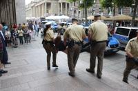 Die Polizei trägt die Besetzer aus der Kirche