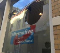  Ein riesiges Loch klaffte gestern früh in der Scheibenfront des Auer AfD-Büros im Marktgäßchen nahe des Altmarktes. 