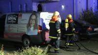 Feuerwehr im Einsatz nach Brandanschlag auf Autos der SPD-Politikerin Michelle MünteferingFoto: dpa/News-Report NRW/Daniel Knopp